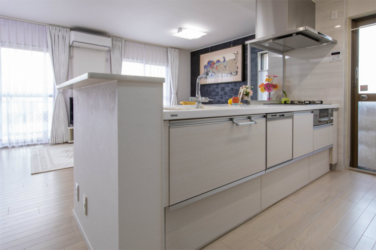 キッチンは家具と考え、インテリアの組み合わせを楽しむキッチン、クリナップのラクエラを採用。
