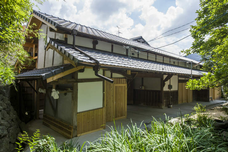 ●江戸時代に建てられた門屋をできるだけ生かした屋根・建具のリフォーム（奈良県生駒市）