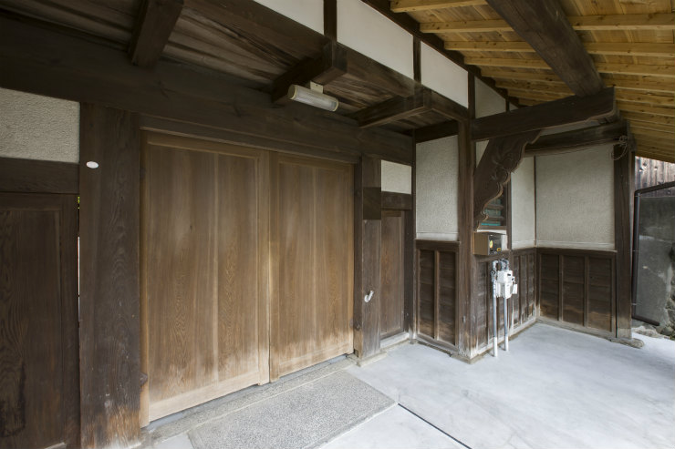 ●江戸時代に建てられた門屋をできるだけ生かした屋根・建具のリフォーム（奈良県生駒市）